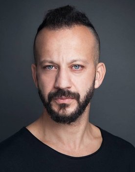 Riza Kocaoğlu as Murat