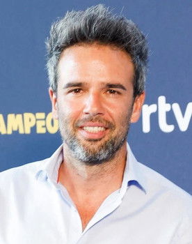 Raúl Peña as Martín Segurola