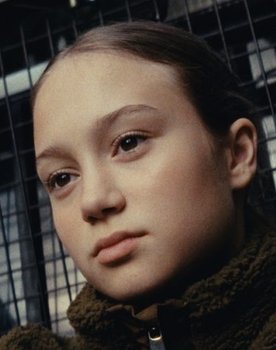 Kiwi Casslind as Ester