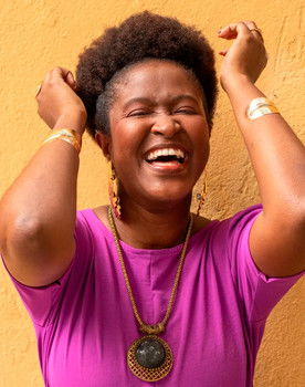 Lidiane Oliveira as Denise