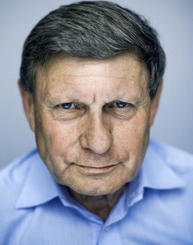 Leszek Balcerowicz as Self - Economist (1979)