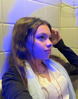 Rayssa Ferreira Chaud as Débora