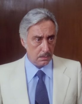 Ghirardo Leoni as il direttore della fabbrica