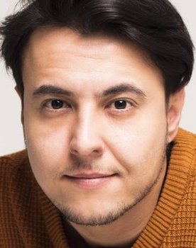 Burak Topaloğlu as Kargocu