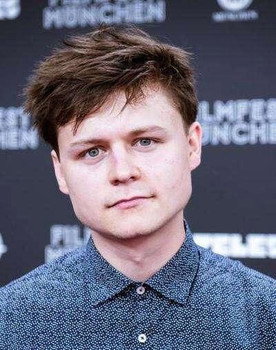 Tom Böttcher as Max