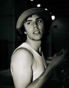 Oscar Cormier-Bourdin as Oscar, le bassiste/chanteur