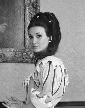 Alberte Aveline as Lucienne Homenides de Histangua