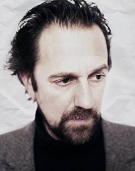 Diego Vasallo as Voz, guitarra eléctrica y acústica (self)