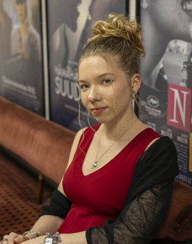 Jenni Voutilainen as Vainajan Tytär