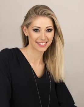 Sandra Daukšaitė-Petrulėnė as Lėlių teatro režisierė