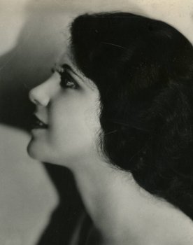 Eugenia Gilbert as Pola Gondola - an Immigrant
