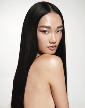 Quynh Anh Nguyen as Liv Ewanowa