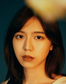 Emilia Chen as Kelly Lin