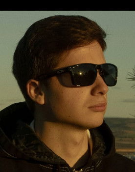 Mario Ortiz as Oficial de policía