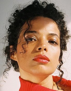 Raquel Villar as Victória