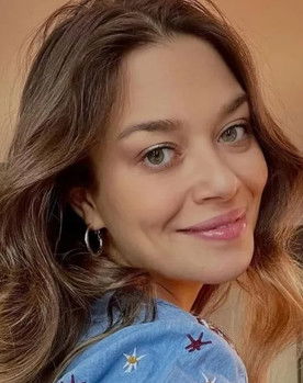 Zeynep Yüce as Young Şebnem