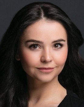 Cansu Diktaş as Buket