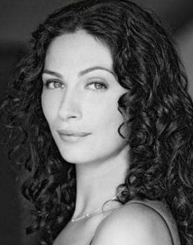 Joanne Kelly as Stephanie Dresser
