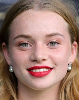 Luna Wedler as Seraina