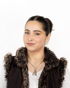 Emily Lunson as Alicia