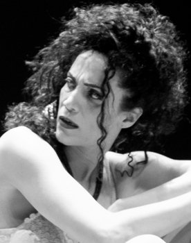 Sylvia Prado as Lúcia