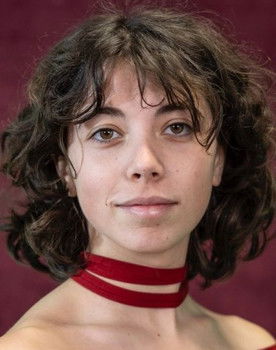 Lia Férin as Duine Aisteach Gaia