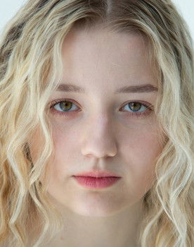 Alena Konyaeva as Aleksandra 90s