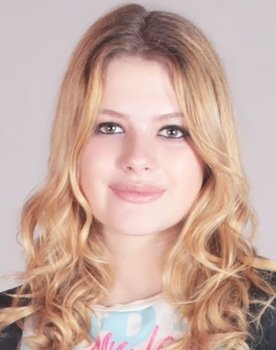 Julia Simoura as Sabrina