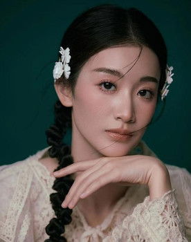 吴宇婷 as Silk Weaver