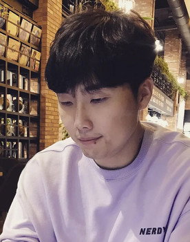 Jeong Ui-han as Referee (voice)