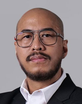 Pandji Pragiwaksono as Aris Mulyono