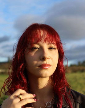 Débora Lopes as Íris Eanes