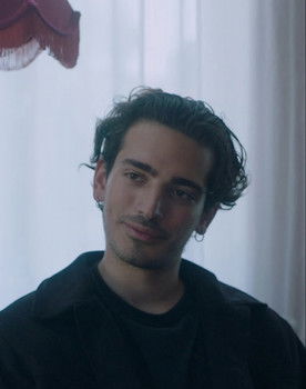 Azmican Zengin as Azmi