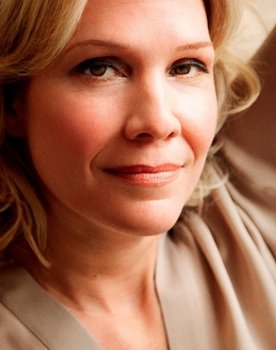 Stevie Holland as Linda Porter