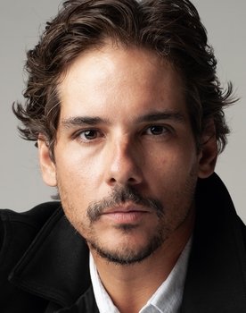 Marco Lobo as Carlos