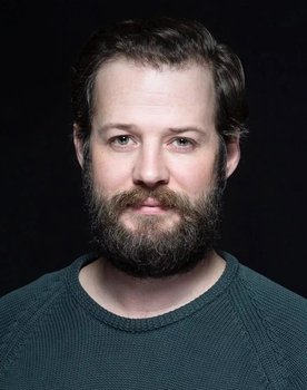 Berke Üzrek as Aykut