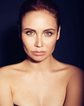 Lyaysan Utyasheva as Ляйсан - жена Павла