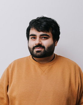 Momo Daud as Restaurant Patron #2
