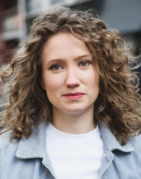 Héléna Sadowy as Guichetière Poste