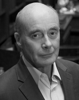 David Reynolds as Himself (Presenter)