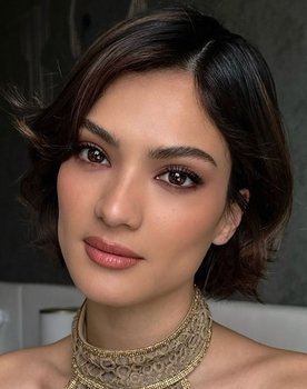 Yesly Dimate as Jenny