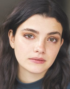 Zoë Steiner as Hanna