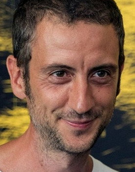 Bruno Forzani as Tête (head)
