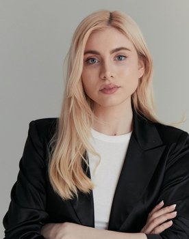 Grace Wethor as Elizabeth Bolten