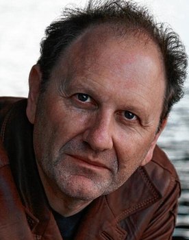 Douglas Wolfsperger as Pfarrer