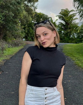 Tineke Baes as Emily