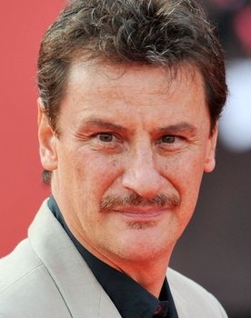 Giorgio Tirabassi as Riccardo
