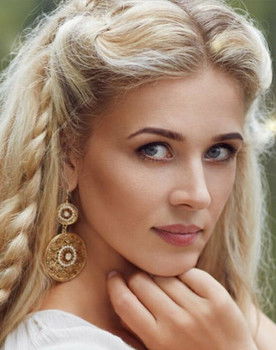 Olesya Evstigneeva as Self/Expert