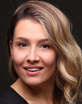 Özgün Bayraktar as İlker'in Sevgilisi