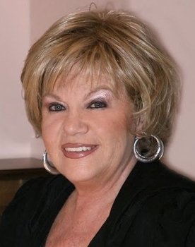 Nevra Serezli as Özden